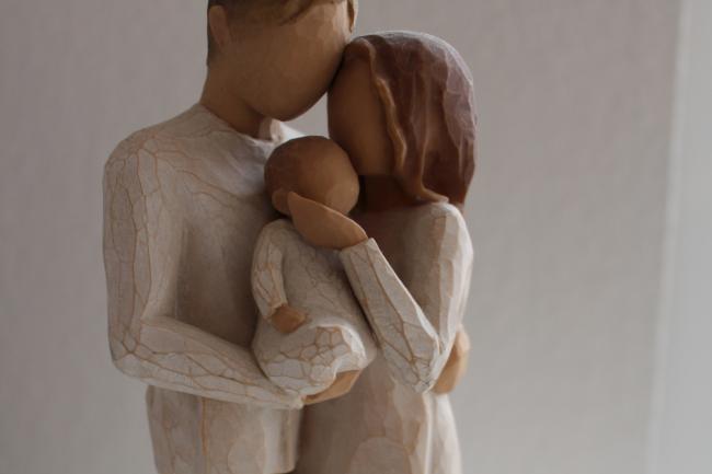 Familie gründen, Vater und Mutter, Kind, Baby, ein Kind zur Welt bringen, eine Familie werden,  beieinander stehen, behüten, beschützen, sorgen, Verantwortung, Schutz bieten, Vertrauen, sorgen, ernähren,  Familie (von lateinisch famulus „Diener“[1]) bezeichnet soziologisch eine durch Partnerschaft, Heirat, Lebenspartnerschaft, Adoption oder Abstammung begründete Lebensgemeinschaft, im westlichen Kulturraum meist aus Eltern oder Erziehungsberechtigten sowie Kindern bestehend, gelegentlich durch weitere, mitunter auch im selben Haushalt lebende Verwandte oder Lebensgefährten erweitert.  Geborgenheit Mit dem Ausdruck Geborgenheit wird ein Zustand des Sicherheits- und Wohlgefühls beschrieben. Geborgenheit ist mehr als nur Sicherheit, Schutz und Unverletzbarkeit; Geborgenheit symbolisiert auch Nähe, Wärme, Ruhe und Frieden. Der Ausdruck gilt gemeinhin als unübersetzbar, existiert aber auch im Niederländischen und im Afrikaans, fehlt jedoch etwa im Englischen, Französischen und Russischen.   Figur aus Porzellan, Ex-Bild-DB-ID: 22959