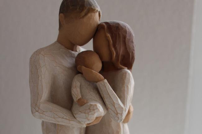Familie gründen, Vater und Mutter, Kind, Baby, ein Kind zur Welt bringen, eine Familie werden,  beieinander stehen, behüten, beschützen, sorgen, Verantwortung, Schutz bieten, Vertrauen, sorgen, ernähren,  Familie (von lateinisch famulus „Diener“[1]) bezeichnet soziologisch eine durch Partnerschaft, Heirat, Lebenspartnerschaft, Adoption oder Abstammung begründete Lebensgemeinschaft, im westlichen Kulturraum meist aus Eltern oder Erziehungsberechtigten sowie Kindern bestehend, gelegentlich durch weitere, mitunter auch im selben Haushalt lebende Verwandte oder Lebensgefährten erweitert.  Geborgenheit Mit dem Ausdruck Geborgenheit wird ein Zustand des Sicherheits- und Wohlgefühls beschrieben. Geborgenheit ist mehr als nur Sicherheit, Schutz und Unverletzbarkeit; Geborgenheit symbolisiert auch Nähe, Wärme, Ruhe und Frieden. Der Ausdruck gilt gemeinhin als unübersetzbar, existiert aber auch im Niederländischen und im Afrikaans, fehlt jedoch etwa im Englischen, Französischen und Russischen.   Figur aus Porzellan, Ex-Bild-DB-ID: 22959