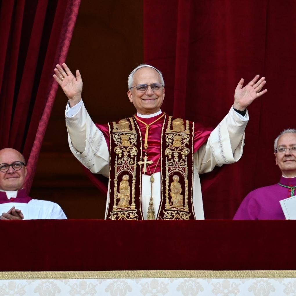Papst Leo XIV., der frühere Kardinal Robert F. Prevost, winkt nach seiner Wahl zum Papst am 8. Mai 2025 der Menge auf dem Petersplatz im Vatikan.

NUTZUNG: Von KNA zur Nutzung freigegeben EBK sowie für turmhochsechs.de, kklangenfeld.de, KSI, rogamus, Bildungswerk Gladbach und Marienschule Opladen. (Telefonisch mit KNA-Vertrieb besprochen am 12.5.2025)