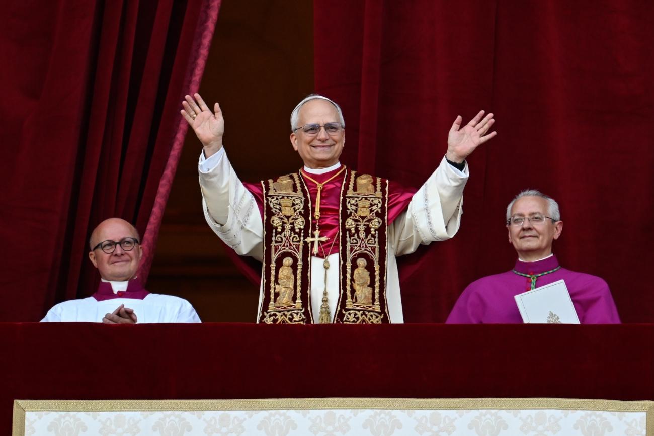 Papst Leo XIV., der frühere Kardinal Robert F. Prevost, winkt nach seiner Wahl zum Papst am 8. Mai 2025 der Menge auf dem Petersplatz im Vatikan.

NUTZUNG: Von KNA zur Nutzung freigegeben EBK sowie für turmhochsechs.de, kklangenfeld.de, KSI, rogamus, Bildungswerk Gladbach und Marienschule Opladen. (Telefonisch mit KNA-Vertrieb besprochen am 12.5.2025)