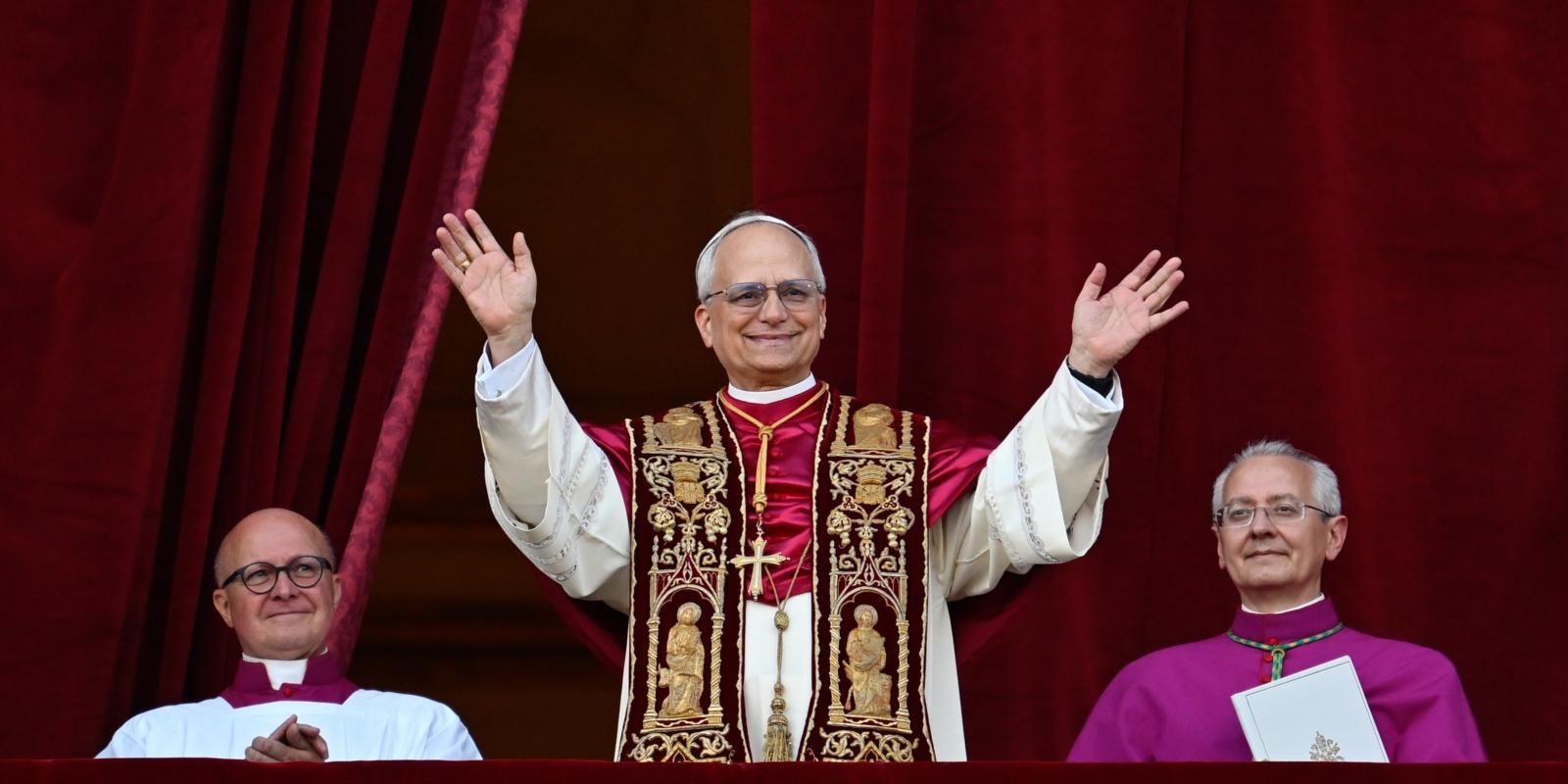 Papst Leo XIV., der frühere Kardinal Robert F. Prevost, winkt nach seiner Wahl zum Papst am 8. Mai 2025 der Menge auf dem Petersplatz im Vatikan.

NUTZUNG: Von KNA zur Nutzung freigegeben EBK sowie für turmhochsechs.de, kklangenfeld.de, KSI, rogamus, Bildungswerk Gladbach und Marienschule Opladen. (Telefonisch mit KNA-Vertrieb besprochen am 12.5.2025)