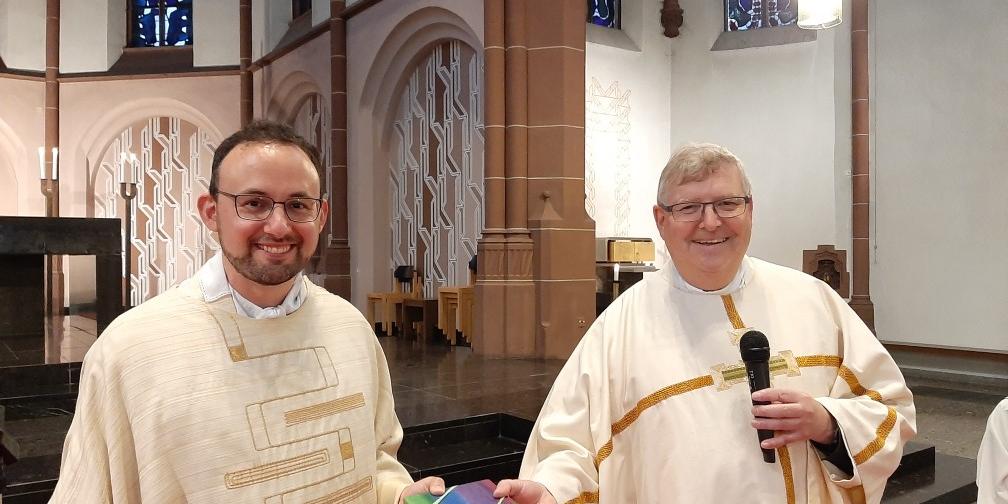 Pfarrer Pörtner dankt Kaplan del Rio für sein Engagement