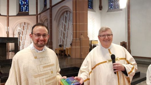 Pfarrer Pörtner dankt Kaplan del Rio für sein Engagement