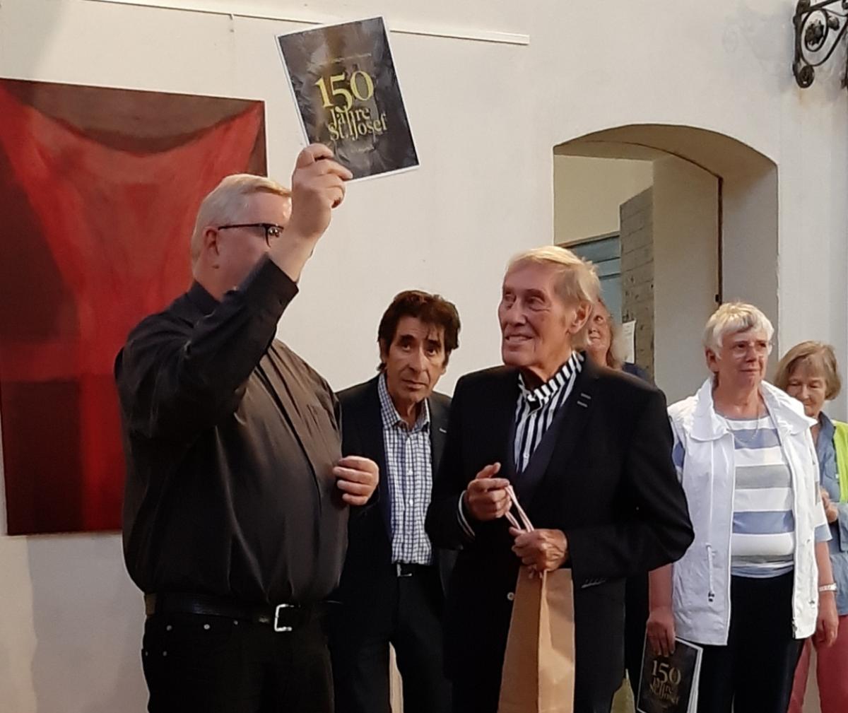 Pfarrer Pörtner mit Festschrift