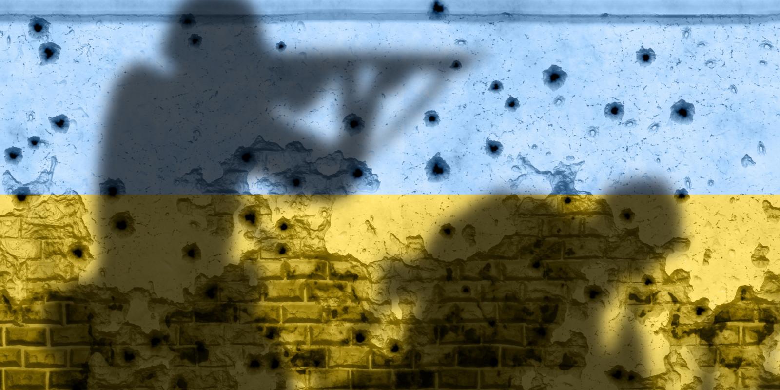 Soldat vor ukrainischer Flagge