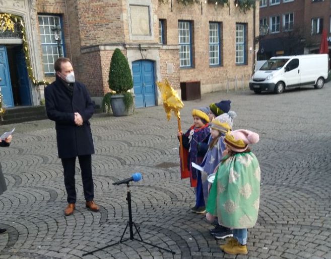 Sternsinger vor dem Rathaus mit Oberbürgermeister Stephan Keller