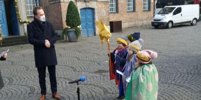 Sternsinger vor dem Rathaus mit Oberbürgermeister Stephan Keller