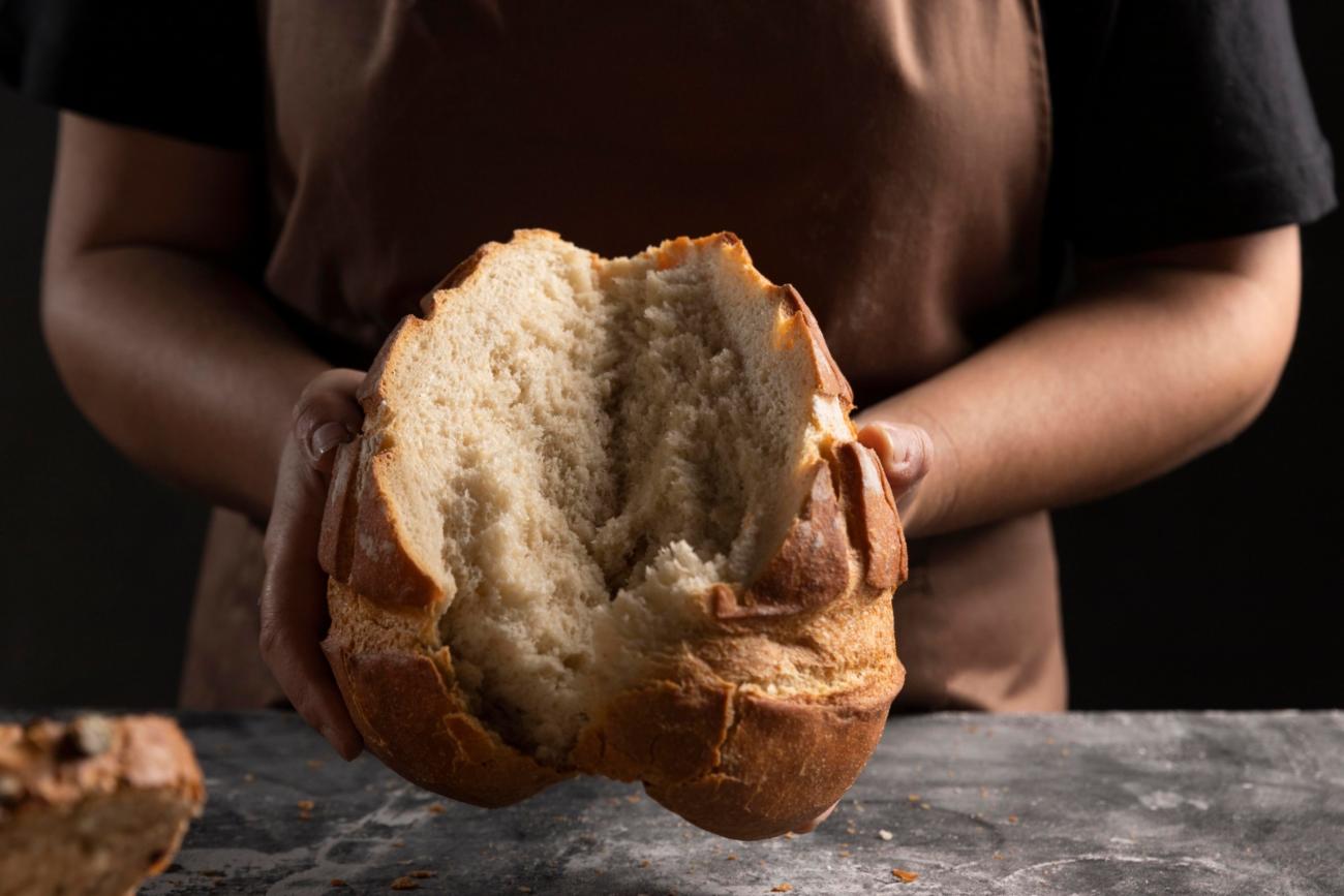 Brot auseinander reißen