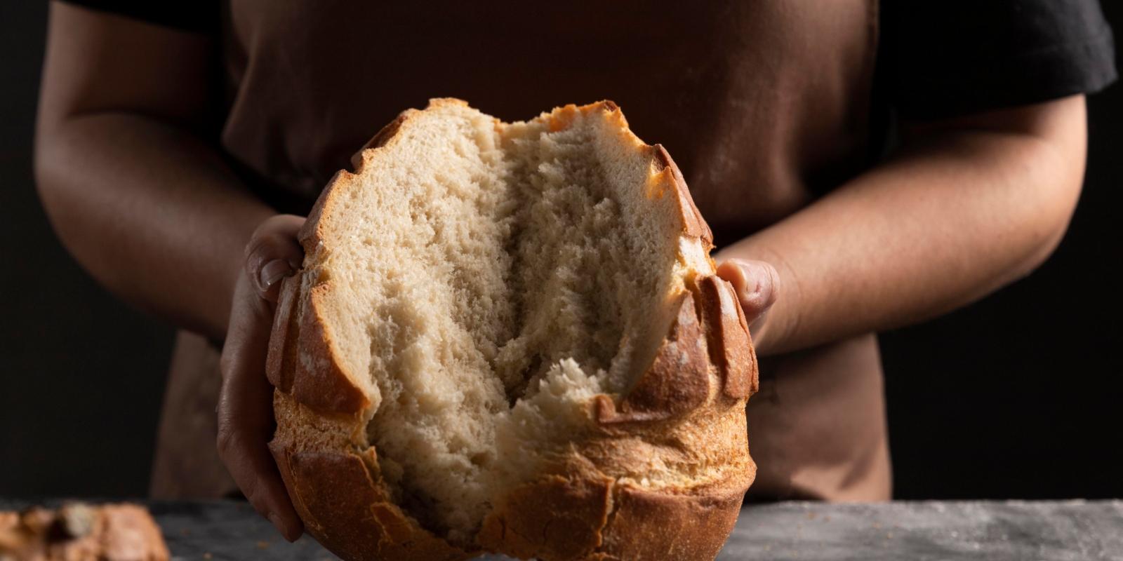 Brot auseinander reißen