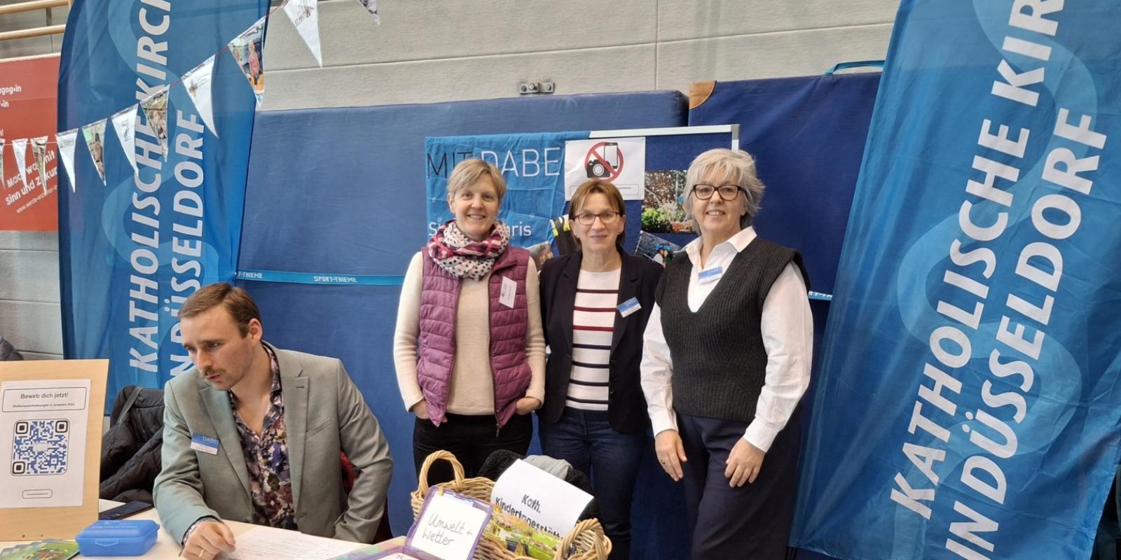 v. l. Tim Stirn (Erzieher Kita St. Pius); Stefanie Kaule (Sinnstifterin Kath. Kirche Düsseldorf), Elzbieta Latos (Verwaltungsleiterin); Ursula Maubauch (Kita-Leitung St. Apollinaris)