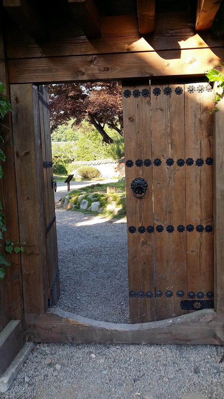 old-house-gate-659796_1280