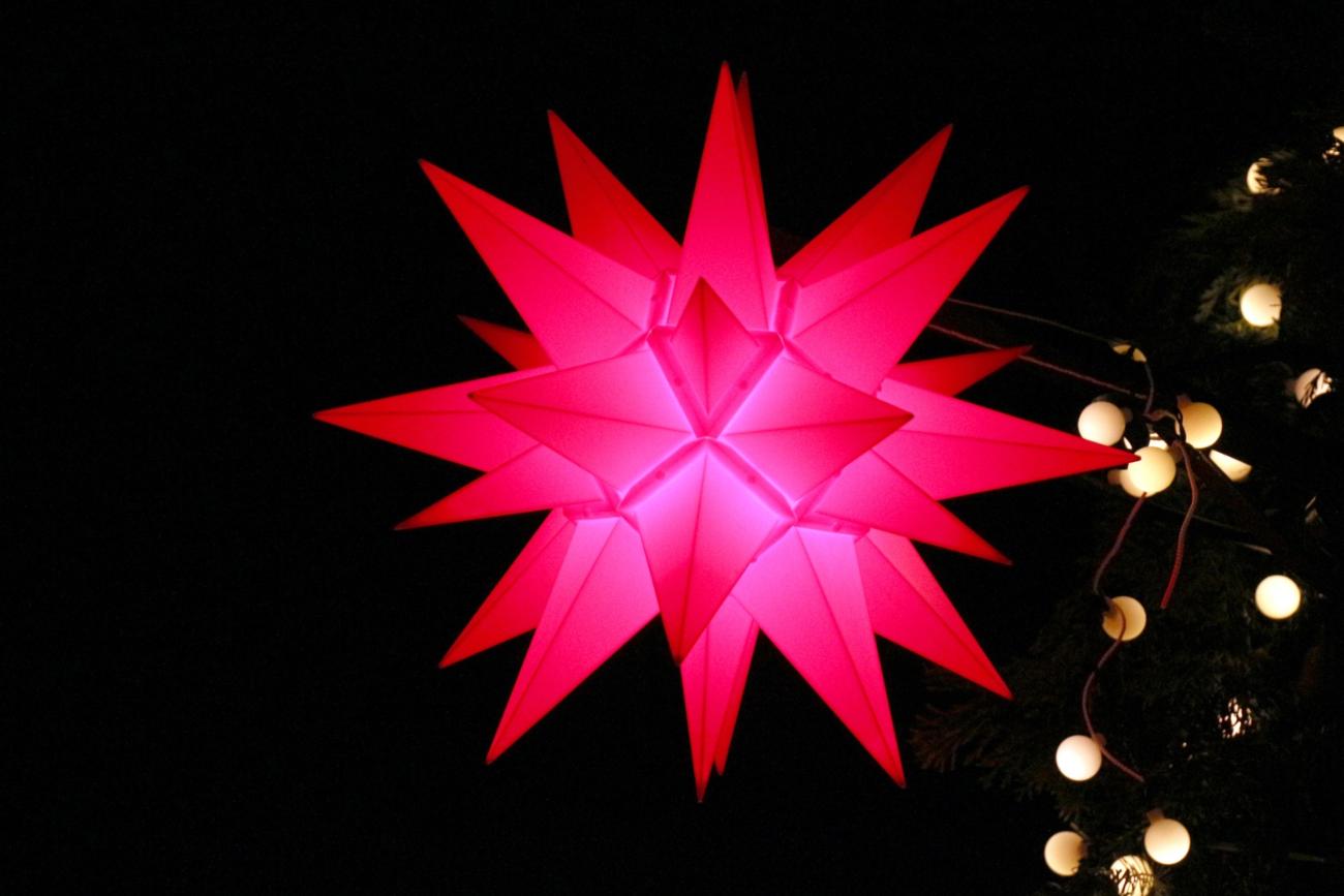 5594_lichterfunkeln_auf_dem_weihnachtsmarkt_by_peter_weidemann_pfarrbriefservice (1)
