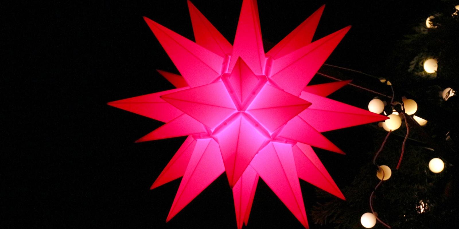 5594_lichterfunkeln_auf_dem_weihnachtsmarkt_by_peter_weidemann_pfarrbriefservice (1)