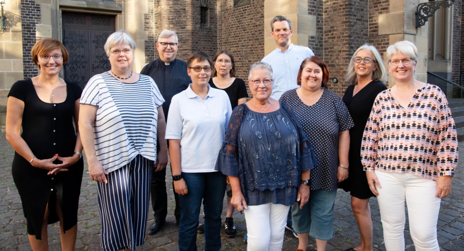 von links nach rechts: Katica Engel, Martina Biermann, Stephan Pörtner, Andrea Kühn (ausgesch.) Daniela Mantica, Doris Lammert, Dr. Christoph Werthmann, Constanze Weigel-Willim, Ursula Maubach und Monika Lingnau. Es fehlen Christian Bisping, Jörg Frohnhoff, Dr. Hendrick Stoeckert, Kpl. Dr. Chimezie Agbo, Pfarrv. Dominik Rieder, Pfrv. Ulrich Herz und Graci Guadrado.