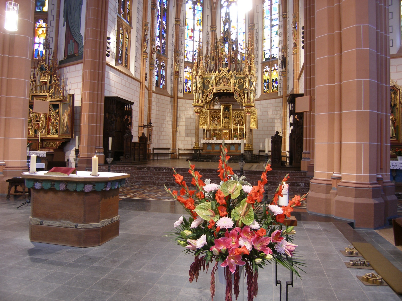 St. Peter - Altar und Chorraum