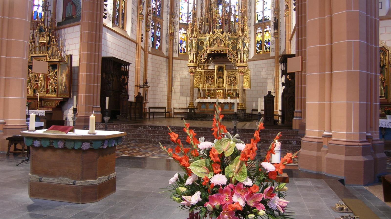 Altar und Chorraum von St. Peter